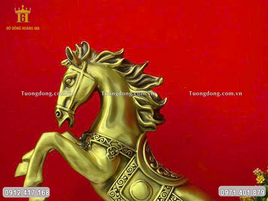 Lông bờm ngựa được chạm khắc mềm mại tung bay trong gió